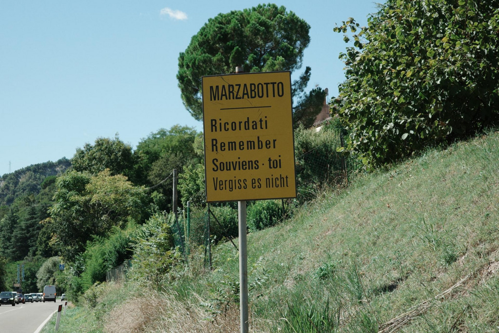 Le paneau sur la route